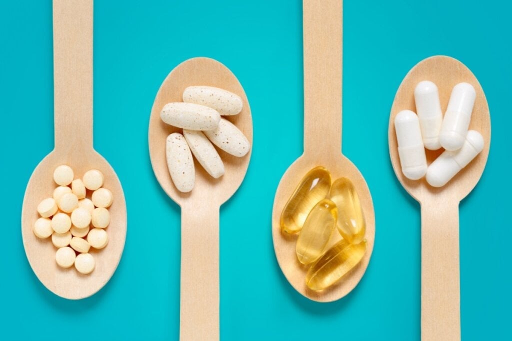 O uso excessivo de multivitamínicos pode provocar alterações gastrointestinais, dores de cabeça, distúrbios hormonais e até intoxicações (Imagem: RobsPhoto | Shutterstock)