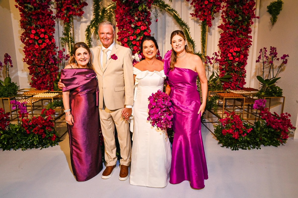 Karina Mazzini e Rubia Galvão no casamento de José Mauro Fantoni e Renata Pessoti, em Pedra Azul.