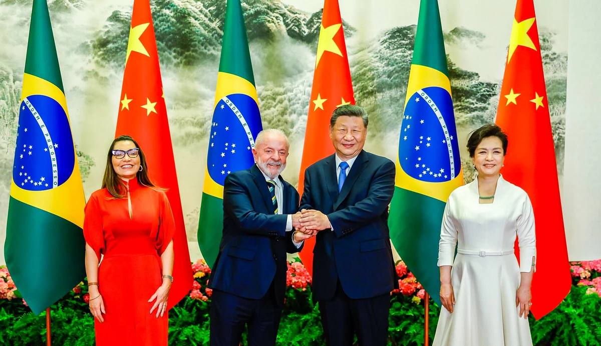 Presidente Lula em encontro com o líder da China, Xi Jinping, ao lado das primeiras-damas