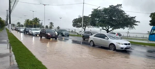 Rompimento de adutora deixa trânsito complicado na Dante Michellini