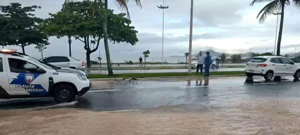 Também era possível ver pontos onde o asfalto estava quebrado
