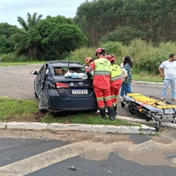 Segundo a Ecovias 101, uma vítima sofreu ferimentos de média gravidade, outra teve ferimentos leves, e duas pessoas não se feriram na colisão ocorrida na manhã desta quinta (15)