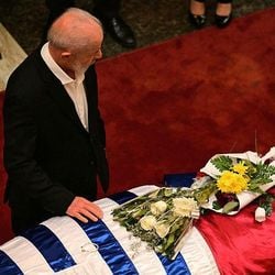 O corpo do ex-presidente uruguaio será cremado e enterrado ao lado dos restos mortais de sua cadela, Manuela, em sua fazenda nos arredores de Montevidéu.