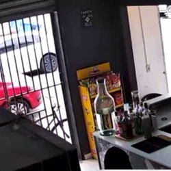 Ataque aconteceu dentro do estabelecimento no bairro Novo Horizonte; motivo seria uma briga por causa de namorado