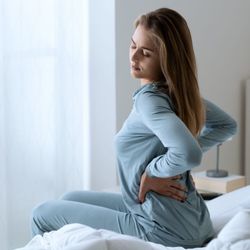 Condição acontece quando um disco intervertebral se desloca ou sofre lesão, causando pressão nos nervos ao redor da coluna