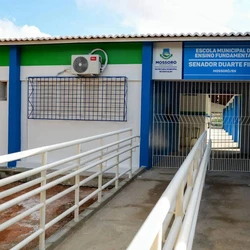 Agressor foi contido por funcionários do colégio e levado à delegacia pela polícia; vítima passa bem