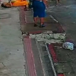 Imagens de uma câmera de videomonitoramento mostram a jovem de 17 anos deitando na calçada e com dores; mãe e bebê passam bem