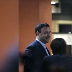 Afastado do cargo, ele seguirá recebendo salários proporcionais ao tempo de serviço. Cabe recurso da decisão