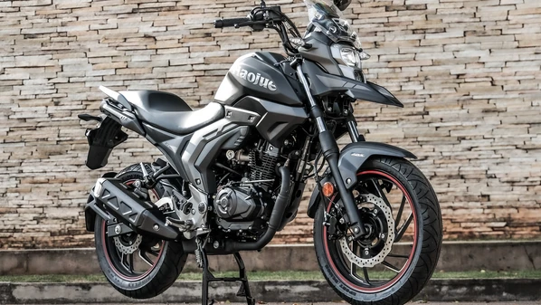 Modelo se destaca por misturar elementos de uso urbano com detalhes inspirados na família Big Trail da Suzuki