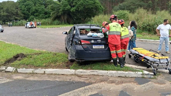 Segundo a Ecovias 101, uma vítima sofreu ferimentos de média gravidade, outra teve ferimentos leves, e duas pessoas não se feriram na colisão ocorrida na manhã desta quinta (15)