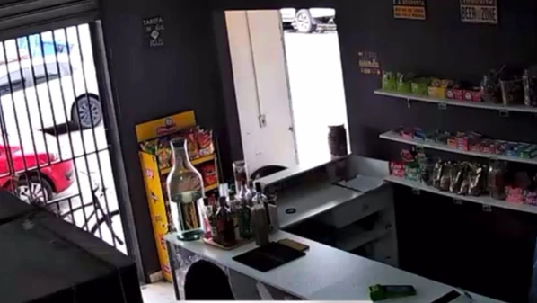 Ataque aconteceu dentro do estabelecimento no bairro Novo Horizonte; motivo seria uma briga por causa de namorado