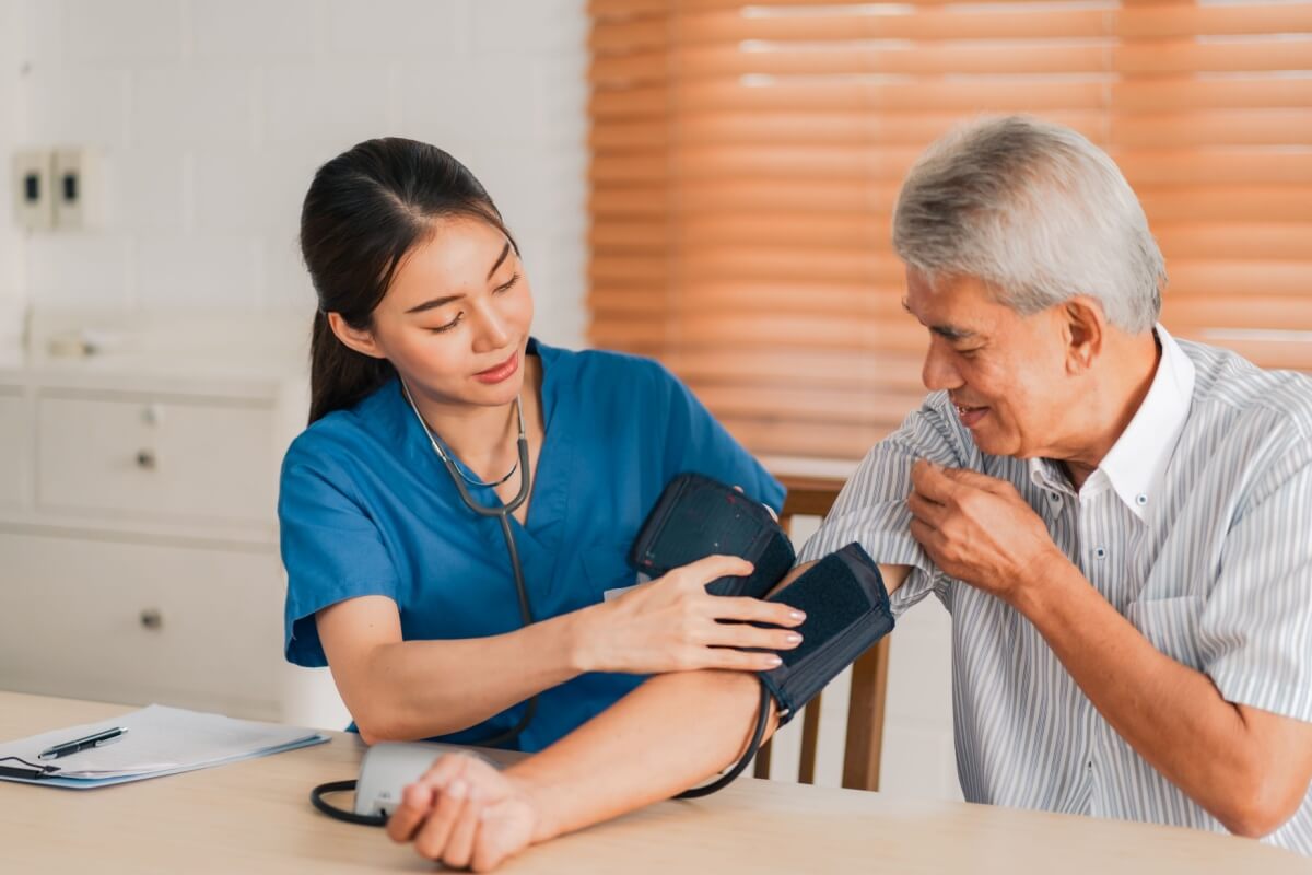 A hipertensão é uma doença crônica que precisa de cuidados (Imagem: Chokniti-Studio | Shutterstock)