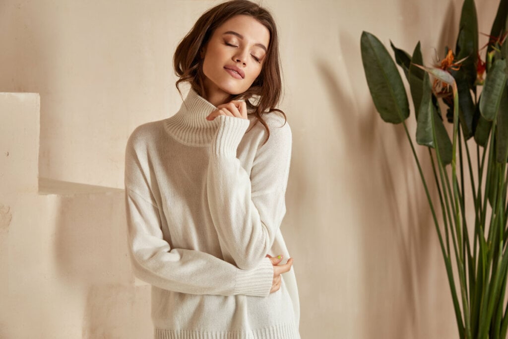 As blusas de tricô são confortáveis e combinam com diferentes peças (Imagem: indira’s work | Shutterstock)