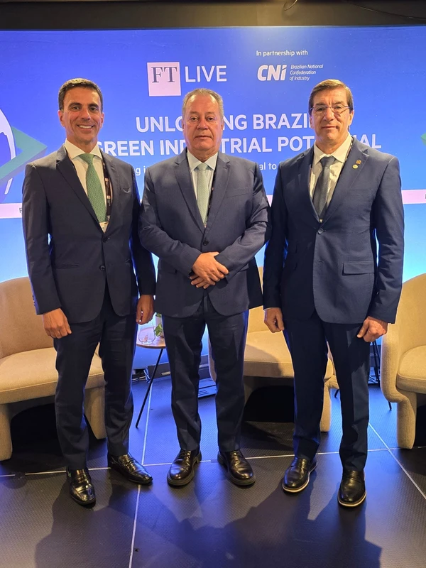 O presidente da Findes, Paulo Baraona,  o presidente da CNI, Ricardo Alban, o vice-presidente da CNI e presidente emérito da Findes, Léo de Castro