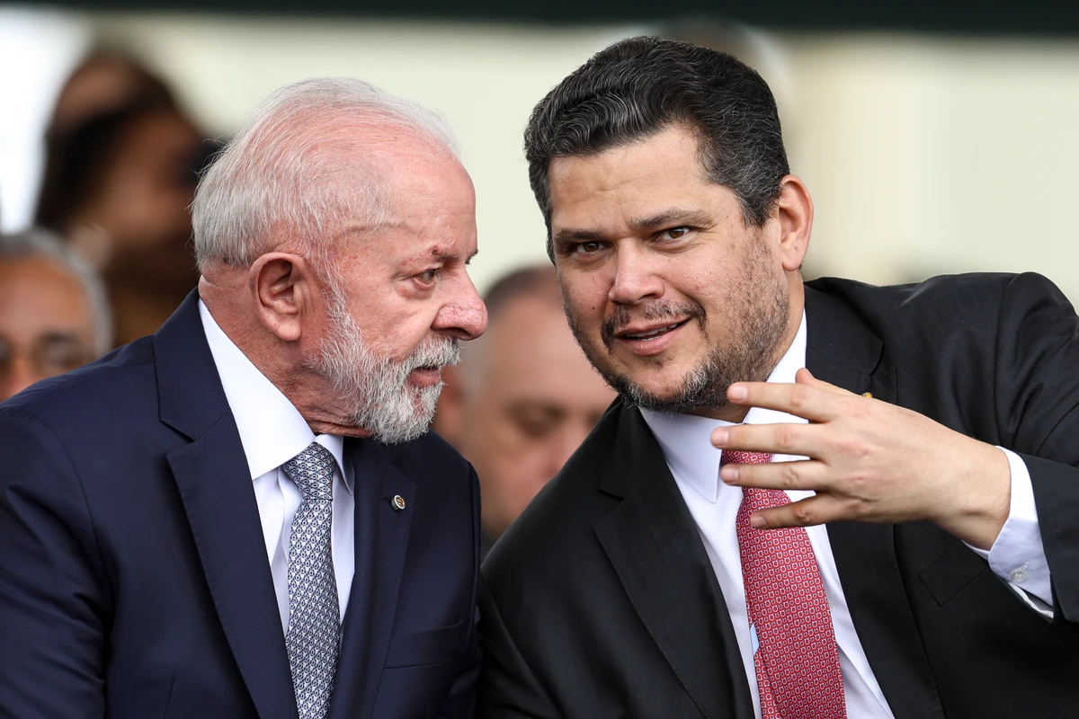  O presidente Luiz Inácio Lula da Silva, e o presidente do Congresso Nacional, Davi Alcolumbre