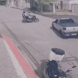 Imagens de videomonitoramento flagraram o momento exato em que a moto e o carro colidem no cruzamento nesta sexta-feira (16)
