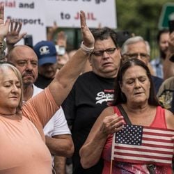 O presidente dos EUA, Donald Trump, diz que está ocorrendo um genocídio na África do Sul — alegação que um juiz rejeitou, classificando como 'imaginária'.