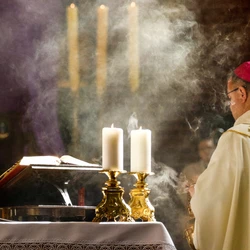 Vaticano, com seus séculos de tradição, nos lembra de que cerimônias não são apenas formalidades — são linguagem