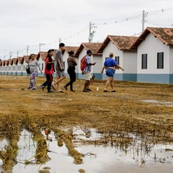 Entre os 917 imóveis, alguns lotes contam com britas servindo como pavimentação dos quintais. Já em outros, o barro está na porta de entrada das moradias