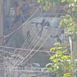 Com jovem de 21 anos foram apreendidas drogas – e contra ele havia um mandado de prisão em aberto; já com um dos menores havia um radiocomunicador, e o outro teria ameaçado os militares