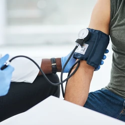 Sem apresentar sintomas claros na maioria dos casos, a doença pode evoluir e se tornar um fator de risco para o infarto, o acidente vascular cerebral (AVC), a insuficiência cardíaca e o comprometimento dos rins