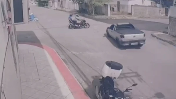 Imagens de videomonitoramento flagraram o momento exato em que a moto e o carro colidem no cruzamento nesta sexta-feira (16)