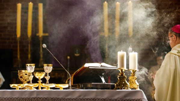 Vaticano, com seus séculos de tradição, nos lembra de que cerimônias não são apenas formalidades — são linguagem
