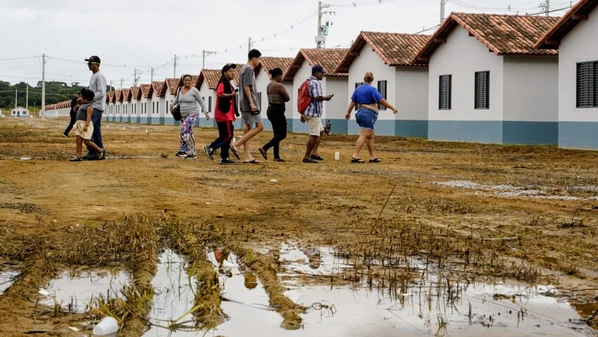 Entre os 917 imóveis, alguns lotes contam com britas servindo como pavimentação dos quintais. Já em outros, o barro está na porta de entrada das moradias