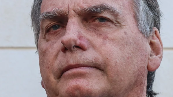 "Com 40 anos de cadeia no lombo, não tenho recurso para lugar nenhum", diz ex-presidente em entrevista a canal do YouTube