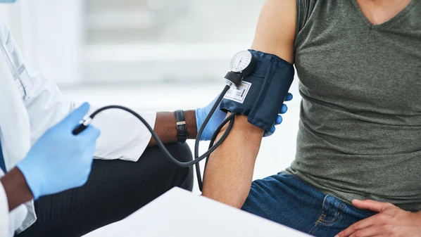 Sem apresentar sintomas claros na maioria dos casos, a doença pode evoluir e se tornar um fator de risco para o infarto, o acidente vascular cerebral (AVC), a insuficiência cardíaca e o comprometimento dos rins