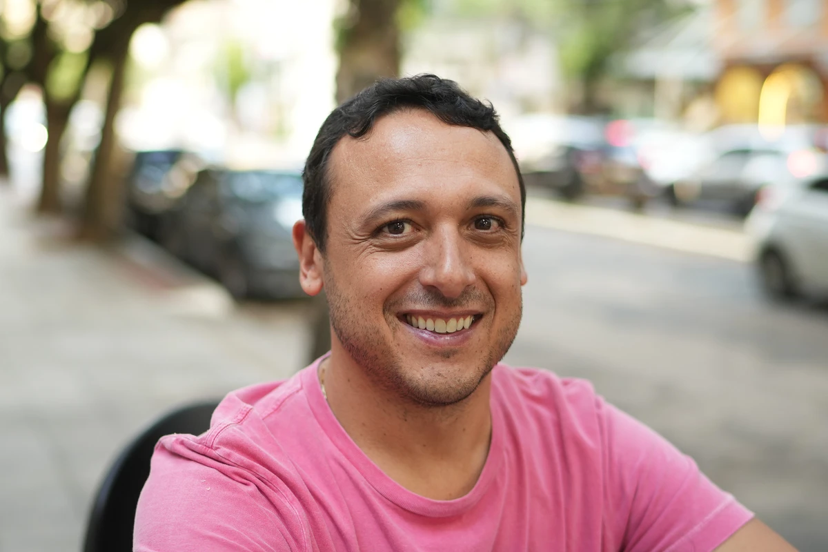 Bruno, entrevistado sobre a rua Chapot Presvot