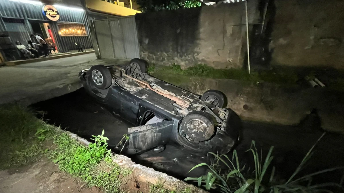Carro capota dentro de valão no bairro Oriente, em Cariacica