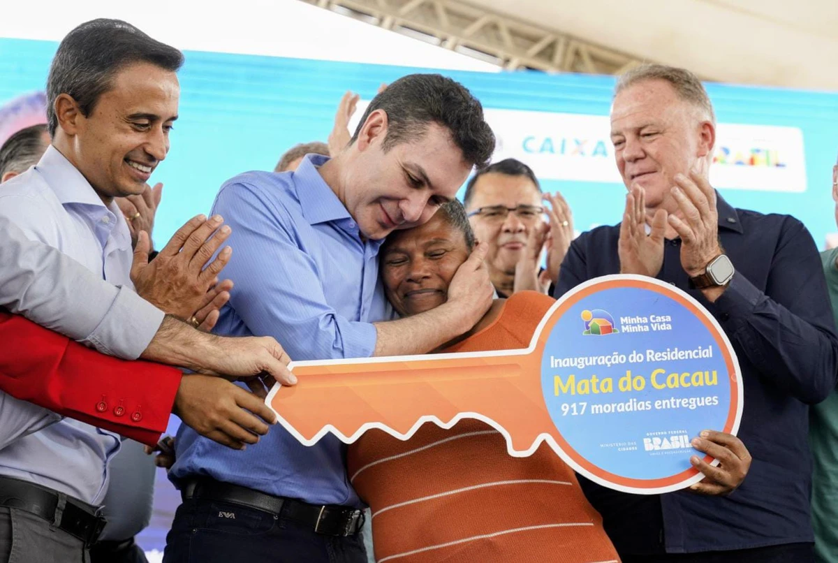 Mata do Cacau: a doméstica Telma Bispo recebe chave simbólica da mão do ministro das Cidades, Jader Filho por Fernando Madeira