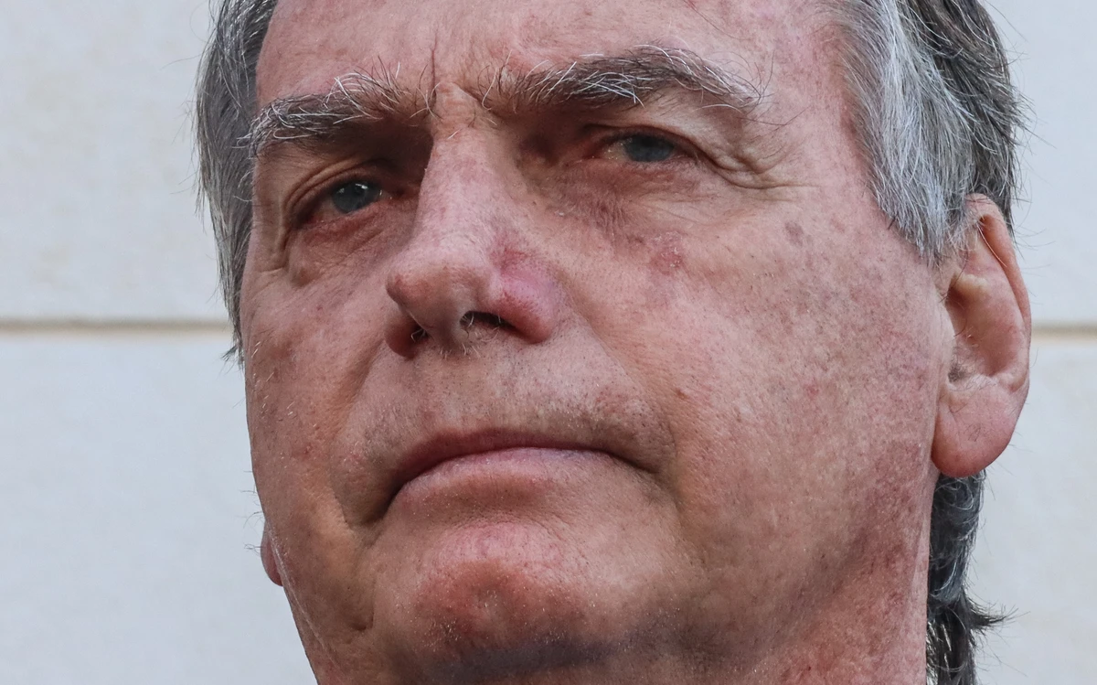 O ex-presidente Jair Bolsonaro, fala com jornalistas, na sede da Polícia Federal