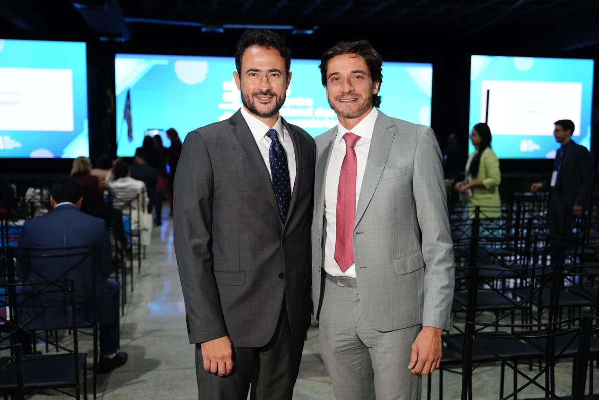 Os anfitriões Gustavo Sipolatti, presidente da Apes; e Vicente Braga, presidente da ANAPE