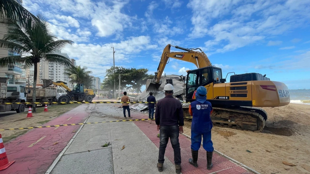 Quiosque "Vitalino" sendo demolido na Praia de Itaparica por Álvaro Guaresqui