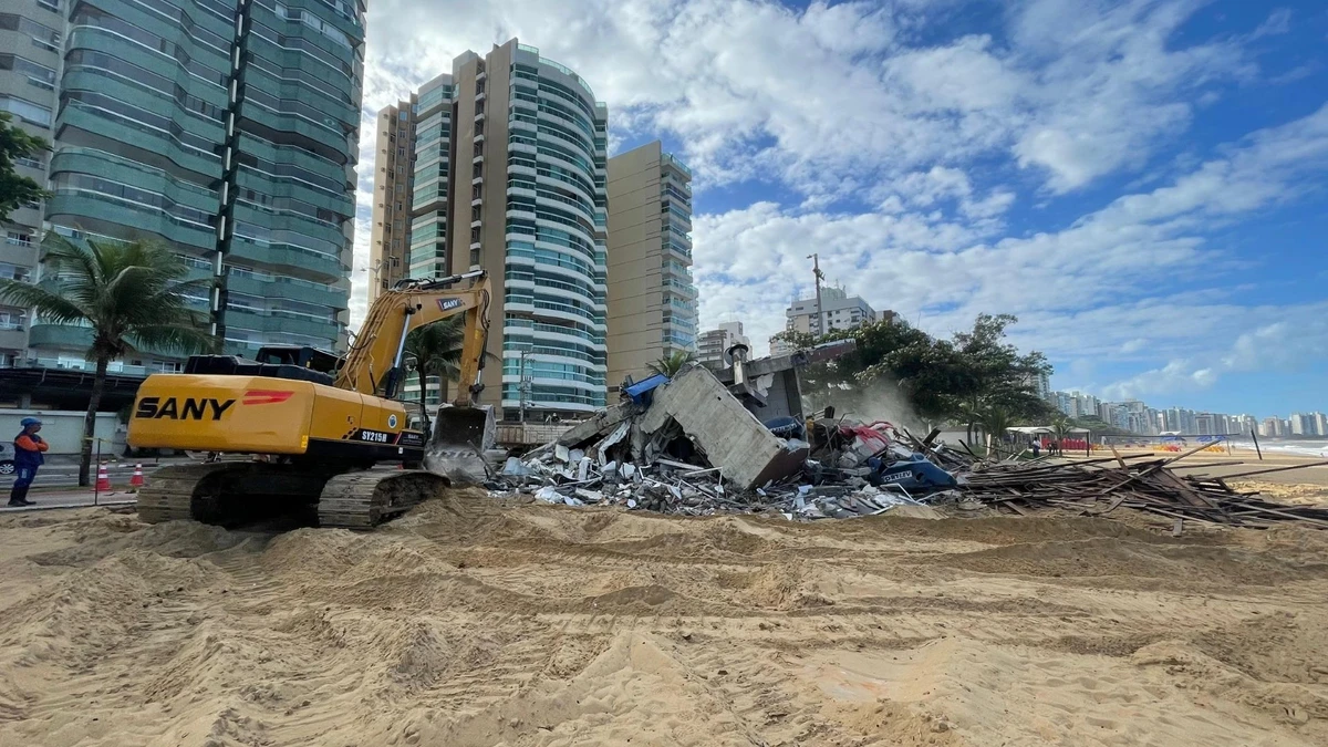 Quiosque "Vitalino" sendo demolido na Praia de Itaparica por Álvaro Guaresqui