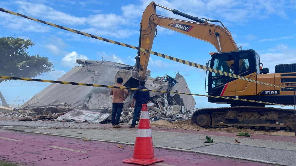 Quiosque "Vitalino" sendo demolido na Praia de Itaparica por Álvaro Guaresqui