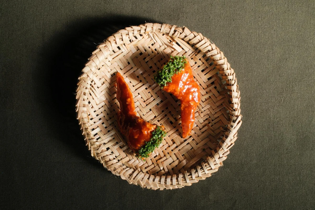 Asinhas de frango recheadas com camarão e tucupi, sweet chilli de pitanga (R$ 55) Foto por Luísa Perdigão