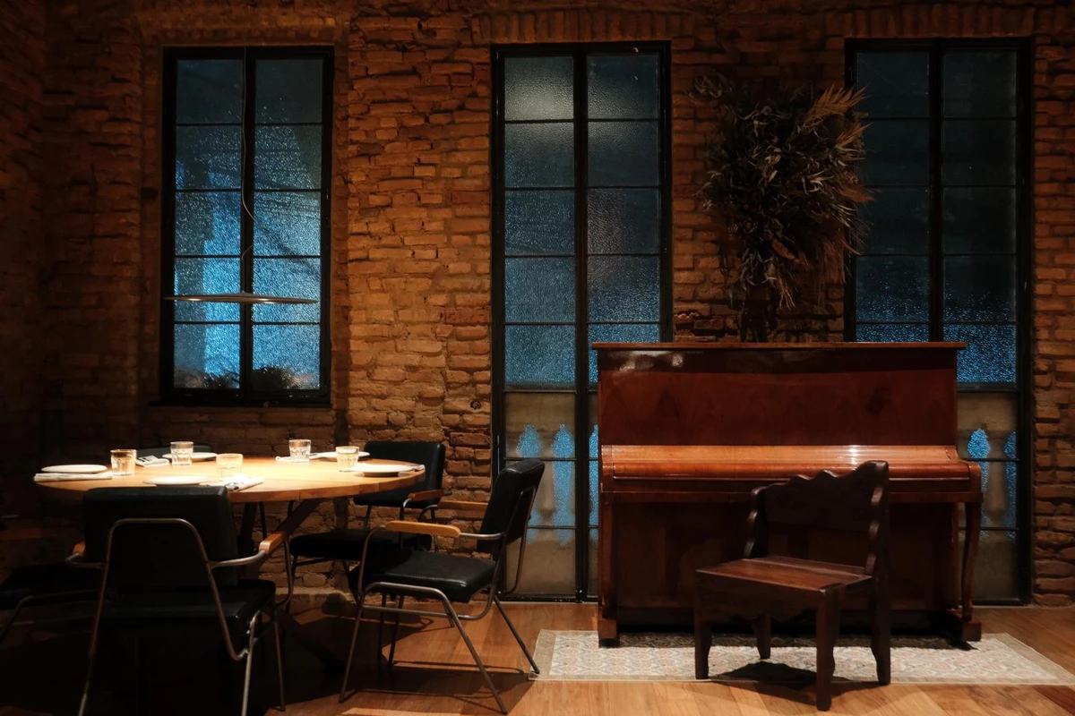 Piano compõe a mobília em um dos salões Foto por Igor Trarbach