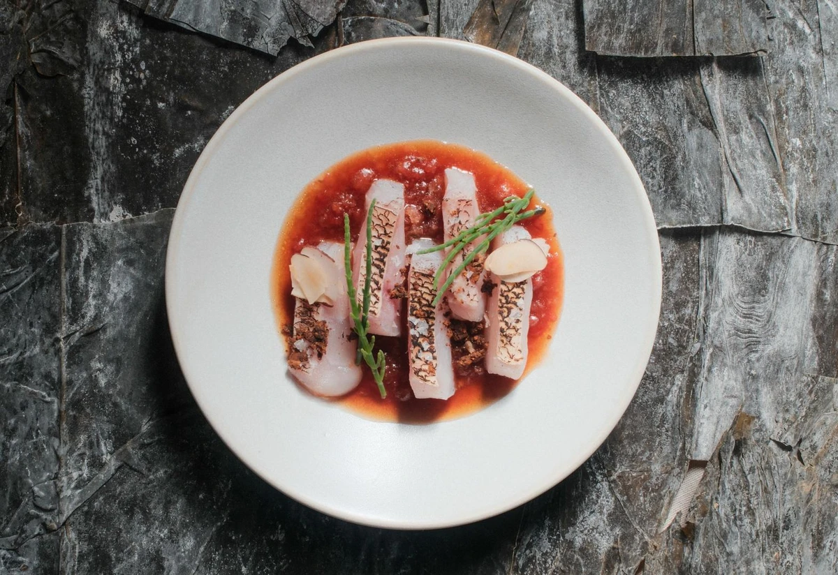 Pesca do dia, ponzu de cítricos na brasa, polpa de tomate, salicórnia e pólen de abelha (R$ 82) Foto por Luísa Perdigão