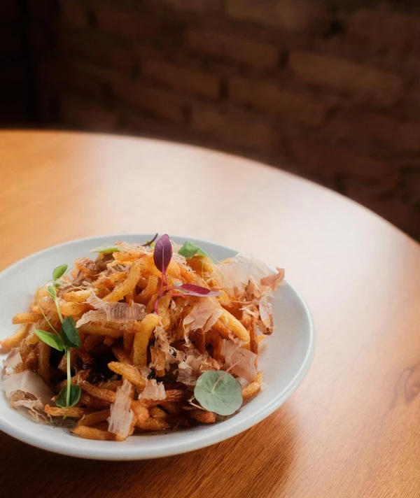 Polvo grelhado, glace de porco, vinagrete, fritas e katsuobushi (R$ 85) Foto por Luísa Perdigão