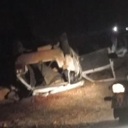 Carro com a família capotou na rodovia ES 181, na altura da comunidade de Amorim, zona rural de Muniz Freire, no Sul do Espírito Santo, na noite de sexta-feira (16)