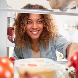 Não abrir a porta da geladeira com tanta frequência e não deixá-la completamente cheia de alimentos são algumas das dicas compartilhadas por cientistas.