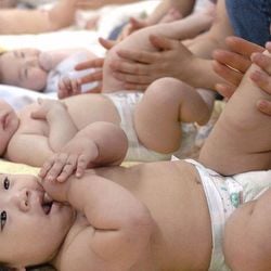 A BBC visitou lojas sem funcionários na capital sul-coreana, Seul, para saber se elas podem oferecer uma solução para a falta de mão de obra do país - e se elas conseguem contar com a honestidade dos seus clientes.