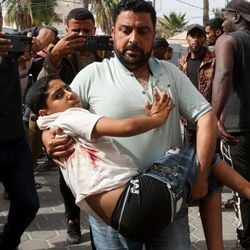Pelo menos 300 pessoas foram mortas desde quinta-feira, segundo equipes de socorro, inclusive em hospitais e campos de refugiados no norte e no sul da Faixa de Gaza.