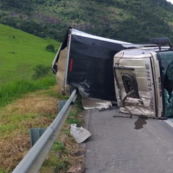 Parte do veículo está ocupando a via no sentido Rio x Vitória e o trânsito segue em sistema de pare e siga, na tarde deste sábado (17)