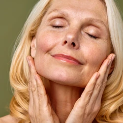 A menopausa ocasiona uma queda significativa na produção do estrogênio, um hormônio que tem papel fundamental na saúde da pele
