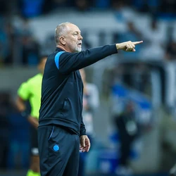 Enteados da filha do treinador do Grêmio estão entre as vítimas em carro que capotou em Santana do Livramento, no Rio Grande do Sul