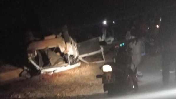 Carro com a família capotou na rodovia ES 181, na altura da comunidade de Amorim, zona rural de Muniz Freire, no Sul do Espírito Santo, na noite de sexta-feira (16)
